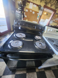 GE 30 INCH ELECTRIC RANGE FREESTANDING COIL TOP 2 LARGE 2 SMALL BURNERS SELF CLEANING OVEN HI LO BROIL OPTION BLACK LOCATED IN OUR PORTLAND OREGON APPLIANCE STORE SKU 19968