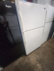 Maytag 20.9 cu. ft. Top-Freezer Refrigerator with Factory Installed Automatic Ice Maker, Adjustable Glass Shelves, 2 Fresh Lock Crispers with Humidity Control and ADA Compliant: White LOCATED IN OUR PORTLAND OREGON APPLIANCE STORE SKU 19969