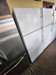 HOTPOINT 17 CUBIC FOOT REFIGERATOR TOP FREEZER ADJUSTABLE WIRE SHELVES 2 CRISPER DRAWERS WHITE LOCATED IN OUR PORTLAND OREGON APPLIANCE STORE SKU 19974