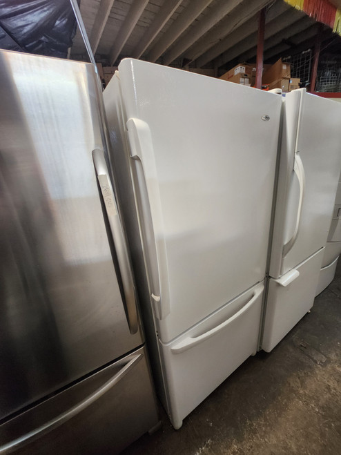 Amana Easy Reach Plus 18.6 cu. ft. Bottom-Freezer Refrigerator with 2 Easy Glide Shelves, 5 Clear Adjustable Fresh Food Door Buckets & Temp.-Controlled Chef's Pantry Drawer: White LOCATED IN OUR PORTLAND OREGON APPLIANCE STORE SKU 19978