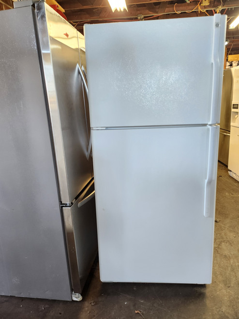 GE 18 CUBIC FOOT REFRIGERATOR TOP FREEZER ADJUSTABLE GLASS SHELVES 2 CRISPER DRAWERS 1 DELI PAN WIRE SHELF IN FREEZER WHITE LOCATED IN OUR PORTLAND OREGON APPLIANCE STORE SKU 19997