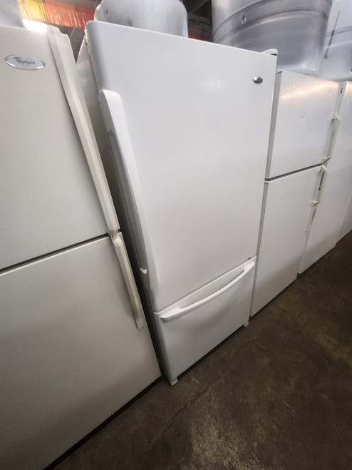 Amana Easy Reach Plus 18.5 cu. ft. Bottom-Freezer Refrigerator with 4 Spill saver Glass Shelves, Adjustable Door Bins, Gallon Storage, Humidity Controlled Crispers and Deli Drawer: White LOCATED IN OUR PORTLAND OREGON APPLIANCE STORE SKU 19999