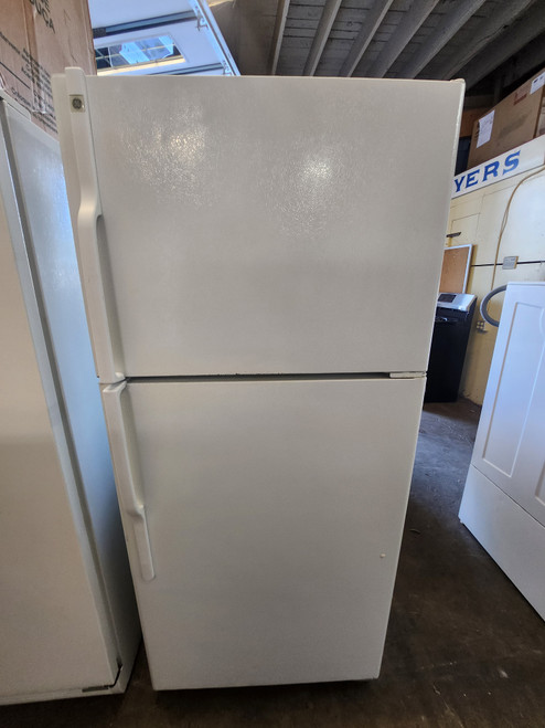 GE 18 CUBIC FOOT REFRIGERATOR TOP FREEZER 4 SPLIT ADJUSTABLE GLASS SHELVES 2 CRISPER DRAWERS WIRE SHELF IN FREEZER COSMETIC ISSUES ON DOOR SEE PICS WHITE LOCATED IN OUR PORTLAND OREGON APPLIANCE STORE SKU 20003