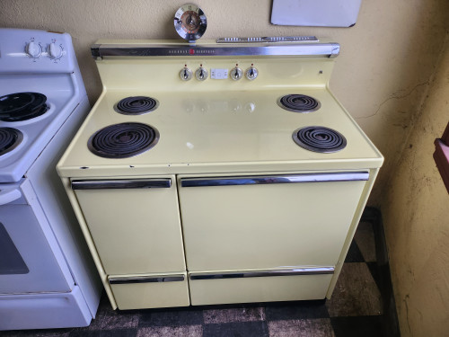GE VINTAGE 40 INCH DOUBLE OVEN MANAUL CLEAN OVEN COIL BURNERS 3 SMALL 1 LARGE PUSH BUTTON BURNER SWITCHES 2 STORAGE DRAWERS PALE/ LEMON YELLOW LOCATED IN OUR PORTLAND OREGON APPLIANCE STORE SKU 20007