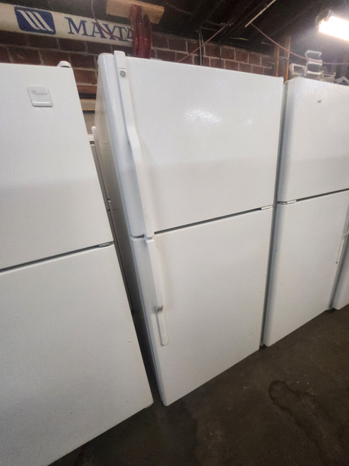 GE 18 CUBIC FOOT REFRIGERATOR TOP FREEZER GLASS SHELVES 2 CRISPER DRAWERS 1 DELI WIRE SHELF IN FREEZER WHITE LOCATED IN OUR PORTLAND OREGON APPLIANCE STORE SKU 20014