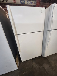 WHIRLPOOL 21 CUBIC FOOT REFRIGERATOR TOP FREEZER GLASS SHELVES 2 CRISPER DRAWERS 1 DELI DRAWER WIRE SHELF IN FREEZER WHITE LOCATED IN OUR PORTLAND OREGON APPLIANCE STORE SKU 20016