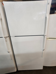 GE 18 CUBIC FOOT REFRIGERATOR TOP FREEZER GLASS SHELVES 1 DELI DRAWER 2 CRISPER DRAWERS WIRE SHELF IN FREEZER WHITE LOCATED IN OUR PORTLAND OREGON APPLIANCE STORE SKU 20017