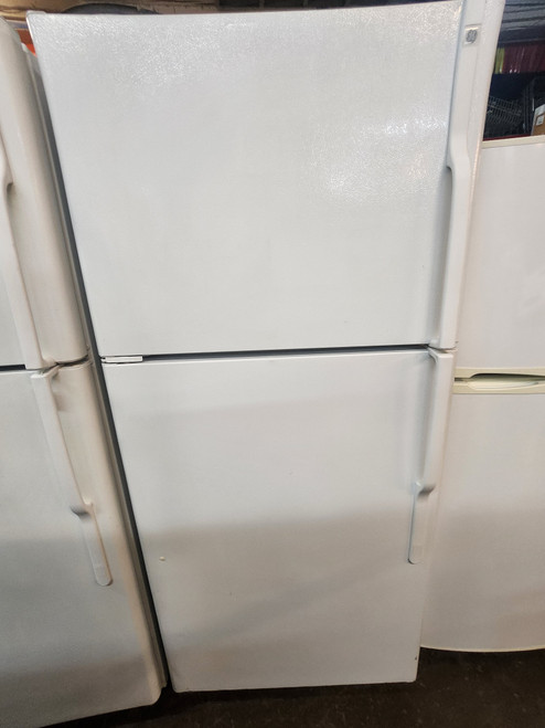 GE 18 CUBIC FOOT REFRIGERATOR TOP FREEZER GLASS SHELVES 1 DELI DRAWER 2 CRISPER DRAWERS WIRE SHELF IN FREEZER WHITE LOCATED IN OUR PORTLAND OREGON APPLIANCE STORE SKU 20017