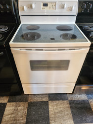 WHIRLPOOL 30 INCH FREESTANDING WHITE GLASS TOP ELECTRIC RANGE 4 BURNER 2 LARGE 2 SMALL SELF CLEANING OVEN CUSTOM BROIL SETTING LOCATED IN OUR PORTLAND OREGON APPLIANCE STORE SKU 20039