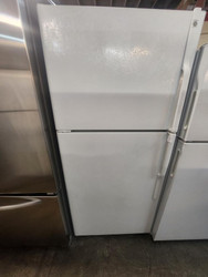 GE 18 CUBIC FOOT REFRIGERATOR TOP FREEZER GLASS SHELVES 1 DELI DRAWER 2 CRISPER DRAWERS WIRE SHELF IN FREEZER COSMETIC ISSUE ON REFRIGERATOR DOOR SEE PIC WHITE LOCATED IN OUR PORTLAND OREGON APPLIANCE STORE SKU 20058