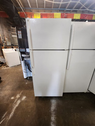 GE 18 CUBIC FOOT REFRIGERATOR TOP FREEZER WIRE SHELVES 2 CRISPER DRAWERS WHITE LOCATED IN OUR PORTLAND OREGON APPLIANCE STORE SKU 20072