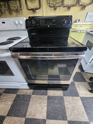 GE 30 INCH ELECTRIC RANGE COIL BURNERS 2 LARGE 2 SMALL HI LO BROIL OPTION BLACK AND STAINLESS LOCATED IN OUR PORTLAND OREGON APPLIANCE STORE SKU 20076
