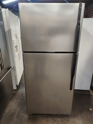 GE 18 CUBIC FOOT REFRIGERATOR TOP FREEZER GLASS SHELVES 1 FULL WIDTH 2 HALF SHELVES 2 CRISPER DRAYERS WIRE SHELF IN FREEZER UP FRONT CONTROLS SILVER LOCATED IN OUR PORTLAND OREGON APPLIANCE STORE SKU 20079
