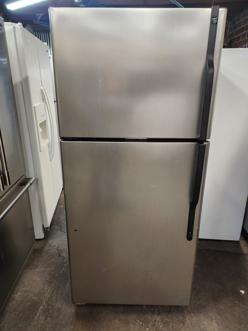 GE 18 CUBIC FOOT REFRIGERATOR TOP FREEZER GLASS SHELVES 1 FULL WIDTH 2 HALF SHELVES 2 CRISPER DRAYERS WIRE SHELF IN FREEZER UP FRONT CONTROLS SILVER LOCATED IN OUR PORTLAND OREGON APPLIANCE STORE SKU 20079