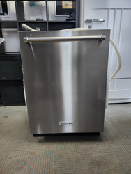 KitchenAid Rinse Aid Delay Start Cutlery (Silverware) Basket: Steam Cycle: Fingerprint Resistant Heavy Cycle Sanitize Quick Wash Number of Shelves/Racks: 3 Adjustable Rack Rinse Aid LOCATED IN OUR PORTLAND OREGON APPLIANCE STORE SKU 20080