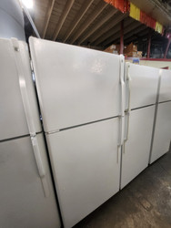 GE 18 CUBIC FOOT REFRIGERATOR TOP FEEZER ADJUSTABLE GLASS SHELVES 2 CRISPER DRAWERS WITH GLASS COVER UP FRONT CONTROLS WIRE SHELF IN FREEZER WHITE LOCATED IN OUR PORTLAND OREGON APPLIANCE STORE SKU 20085