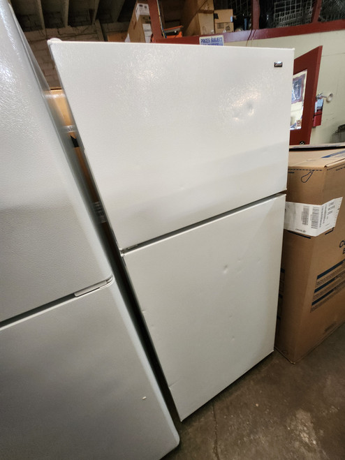 HOTPOINT 17 CUBIC FOOT REFRIGERATOR TOP FREEZER ADJUSTABLE WIRE RACKS 2 CRISPER DRAWERS WIRE SHELF IN FREEZER COSMETIC ISSUES ON DOORS SEE PICS WHITE LOCATED IN OUR PORTLAND OREGON APPLIANCE STORE SKU 21013