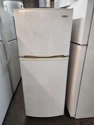 Whirlpool 24 Inch Top-Freezer Refrigerator with 9.6 Cu. Ft. Capacity, 2 Wire Shelves & Single Crisper: White LOCATED IN OUR PORTLAND OREGON APPLIANCE STORE APPLIANCE STORE SKU 21016
