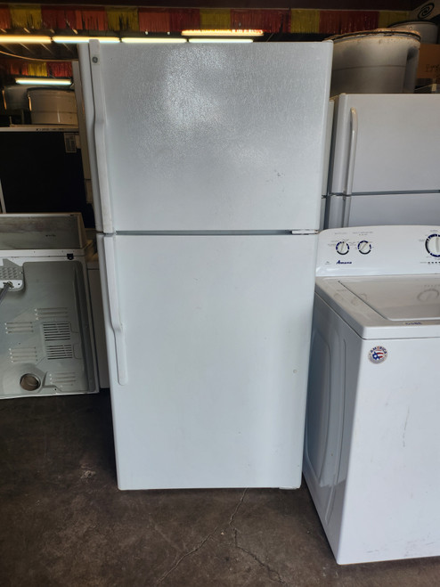 FRIGIDAIRE 18 CUBIC FOOT REFRIGERATOR TOP FREEZER FULL WIDTH ADJUSTABLE GLASS SHELVES 1 DELI DRAWER 2 CRISPER DRAWERS WIRE SHELF IN FREEZER STAINLESS LOCATED IN OUR PORTLAND OREGON APPLIANCE STORE SKU 21019