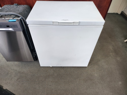 Whirlpool 7.0 cu. ft. Chest Freezer with Manual Defrost Adjustable Thermostat and Defrost Drain HAS 134A REFRIGERANT WHITE LOCATED IN OUR PORTLAND OREGON APPLIANCE STORE SKU 21021