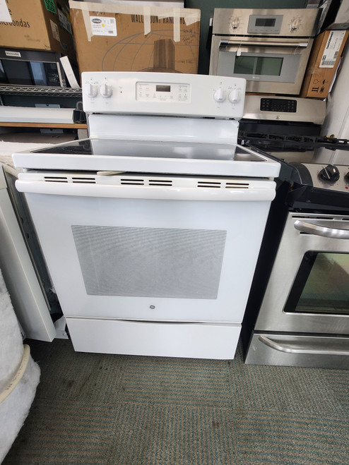 GE 30 INCH FREESTANDNG 4 BURNER GLASS TOP ELECTRIC RANGE 2 LARGE DUAL 2 SMALL SELF CLEANING OVEN HI LO BROIL SETTING STORAGE DRAWER WHITE LOCATED IN OUR PORTLAND OREGON APPLIANCE STORE SKU 21057