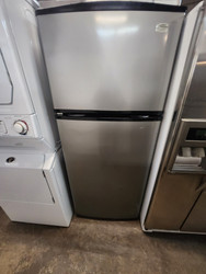 ESTATE BY WHIRLPOOL 18 CUBIC FOOT REFRIGERATOR TOP FREEZER FULL WIDTH ADJUSTABLE GLASS SHELVES 1 DELI DRAWER 2 CRISPER DRAWERS SILVER LOCATED IN OUR PORTLAND OREGON APPLIANCE STORE SKU 21088