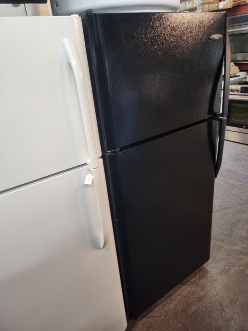 FRIGIDAIRE 18 CUBIC FOOT REFRIGERATOR 4 SPLIT ADJUSTABLE GLASS SHELVES 2 CRISPER DRAWRS 1 DELI DRAWER WIRE SHELF IN FREEZER BLACK LOCATED IN OUR PORTLAND OREGON APPLIANCE STORE SKU 22016