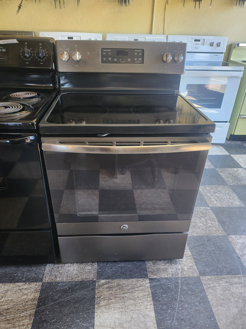 GE 30 FREESTANDING 4 BURNER GLASS TOP ELECTRIC RANGE 2 LARGE DUAL 2 SMALL SELF CLEANING OVEN HI/LO BROIL SETTING DELAY START TIME LARGE VIEWING WINDOW STORAGE DRAWER LOCATED IN OUR PORTLAND OREGON APPLIANCE STORE SKU 22030