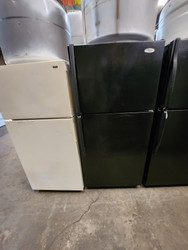 WHIRLPOOL 18 CUBIC FOOT REFRIGERATOR TOP FREEZER AUTOMATIC DEFROST ADJUSTABLE GLASS SHELVES 1 DELI DRAWER 2 CRISPER DRAWERS FULL WIDTH WIRE SHELF IN FREEZER BLACK LOCATED IN OUR PORTLAND OREGON APPLIANCE STORE SKU 22055