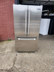 JENN-AIR 20 CUBIC FOOT COUNTER DEPTH FRENCH DOOR REFRIGERATOR GLASS SHELVES LARGE PANTRY DRAWER 2 CRISPER DRAWERS ICE MAKE INTERNAL WATER DISPENSER FEW DINGS TOP OF FREZER DOOR SEE PIC STAINLESS SKU 22068