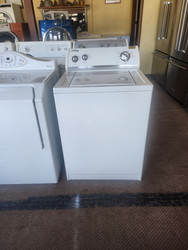 WHIRLPOOL TOP LOAD WASHER 9 CYCLE 3 TEMP 3 LOAD SIZE SETTINGS WHITE LOCATED IN OUR PORTLAND OREGON APPLIANCE STORE SKU 22078