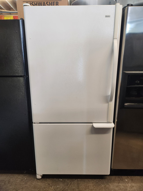 AMANA 22 CUBIC FOOT REFRIGERATOR BOTTOM FEEZER GLASS SHELVES 2 CRISPER DRAWERS SWING OPEN FEEZER DOOR 2 PULL OUT BASKET WHITE LOCATED IN OUR PORTLAND OREGON APPLIANCE STORE SKU 22085