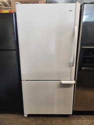 AMANA 22 CUBIC FOOT REFRIGERATOR BOTTOM FEEZER GLASS SHELVES 2 CRISPER DRAWERS SWING OPEN FEEZER DOOR 2 PULL OUT BASKET WHITE LOCATED IN OUR PORTLAND OREGON APPLIANCE STORE SKU 22085