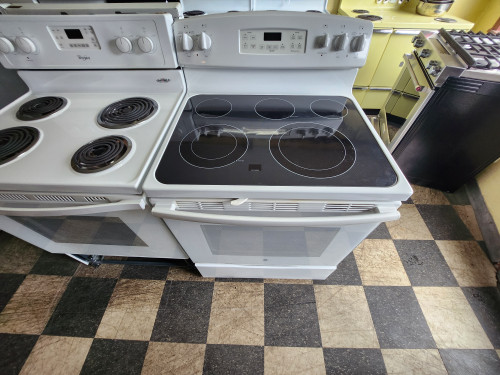GE 30 INCH FREESTANDING GLASS TOP 5 BURNER RANGE 2 LARGE DUAL 2 SMALL CENTER WARMING HI/LO BROIL OPTION SELF CLEANING OVEN WHITE LOCATED IN OUR PORTLAND OREGON APPLIANCE STORE SKU 23003