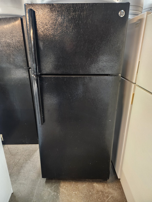 GE 28 Inch Top-Freezer Refrigerator with Adjustable Wire Shelving, High-Gloss Handle, Optional Ice Maker, Humidity Controlled Crisper Drawers, Gallon Door Storage, Upfront Temperature Controls and 15.5 cu. ft. Capacity BLACK SKU 23011