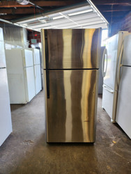 KENMORE 16 CUBIC FOOT REFRIGERATOR TOP FREEZER 4 SPLIT ADJUSTABLE GLASS SHELVES 1 DELI DRAWER 2 CRISPER DRAWERS SILVER BLACK HANDLES LOCATED IN OUR PORTLAND OREGON APPLIANCE STORE SKU 23015