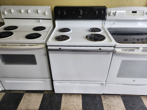 HOTPOINT 30 INCH FREESTANDING ELECTRIC RANGE MANUAL COIL BURNER 3 SMALL 1 LARGE STORAGE DRAWER WHITE COSMETIC ISSUE ON HANDLE SEE PIC LOCATED IN OUR PORTLAND OREGON APPLIANCE STORE SKU 23024