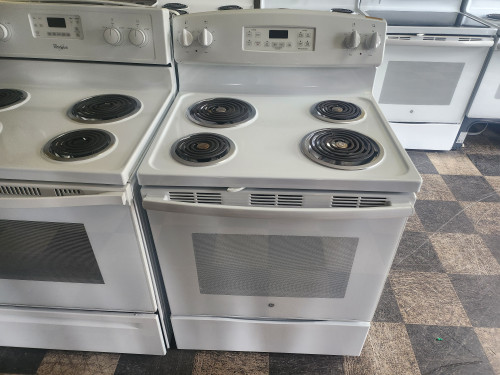 GE 30 INCH FREESTANDING ELECTRIC RANGE COIL BURNERS 2 LARGE 2 SMALL COIL BURNERS HI/LO BROIL SETTING SELF CLEANING OVEN STORAGE DRAWER WHITE LOCATED IN OUR PORTLAND OREGON APPLIANCE STORE SKU 23027