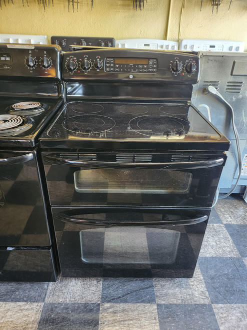 GE 30 INCH FREESTABDING DOUBLE OVEN GLASS TOP 5 BURNER 2 DUAL 2 SMALL CENTER WARMING BURNER SELF CLEAN BOTH OVENS CONVECTION LOWER OVEN BLACK LOCATED IN OUR PORTLAND OREGON APPLIANCE STORE SKU 23035