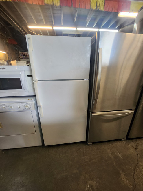 GE 16 CUBIC FOOT REFRIGERATOR TOP FREEZER WIRE SHELVES 2 CRISPER DRAWERS WHITE LOCATED IN OUR PORTLAND OREGON APPLIANCE STORE SKU 23049