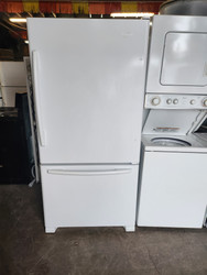 Whirlpool Gold 21.9 cu. ft. Bottom-Freezer Refrigerator with 5 Spillproof Glass Shelves, Reversible Door Swing, Clear Humidity-Controlled Crisper, Slide-Out Freezer Drawer and White-on-White LOCATED IN OUR PORTLAND OREGON APPLIANCE STORE SKU 23054