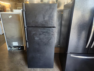 GE 18 CUBIC FOOT REFRIGERATOR TOP FREEZER WIRE SHELVES 2 CRISPER DRAWER FULL SIZE WIRE SHELF IN FREEZER BLACK LOCATED IN OUR PORTLAND OREGON APPLIANCE STORE SKU 23063