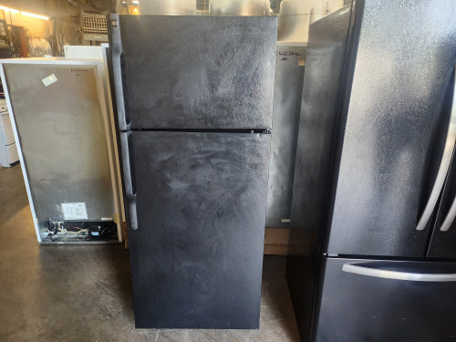 GE 18 CUBIC FOOT REFRIGERATOR TOP FREEZER WIRE SHELVES 2 CRISPER DRAWER FULL SIZE WIRE SHELF IN FREEZER BLACK LOCATED IN OUR PORTLAND OREGON APPLIANCE STORE SKU 23063