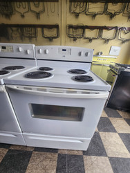 ESTATE BY WHIRLPOOL 30 INCH FREESTANDING ELECTRIC RANGE COIL BURNERS 2 LARGE 2 SMALL SELF CLEANING OVEN COSMETIC ISSUE TOP OF OVEN DOOR SEE PICS LOCATED IN OUR PORTLAND OREGON APPLIANCE STORE SKU 23067