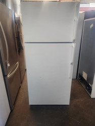 HOTPOINT 17 CUBIC FOOT REFRIGERATOR TOP FREEZER WIRE SHELVES 2 CRISPER DRAWERS WHITE LOCATED IN OUR PORTLAND OREGON APPLIANCE STORE SKU 23073