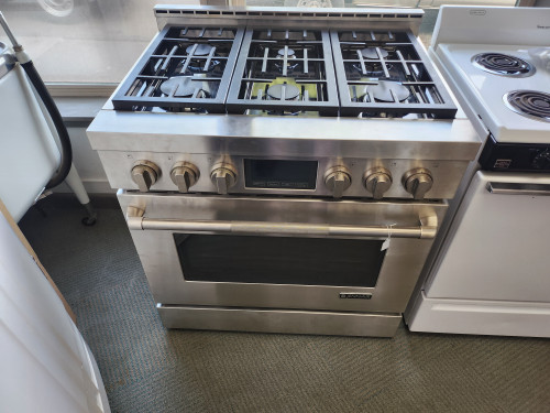 Jenn-Air 36" Stainless Steel Gas Range Dual-Fan Multi-Mode® True Convection System 5,000 BTU Simmer Burner Two 20,000 BTU Stacked Power Burners 7-Inch Full-Color Touch-Anywhere LCD Display SKU 23077