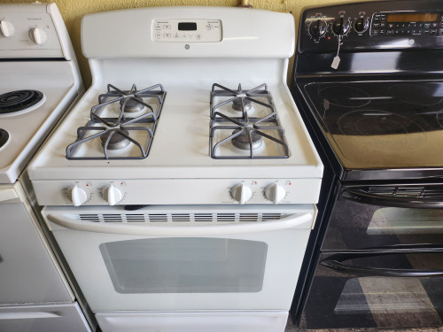 GE FREESTANDING 30 INCH GAS RANGE 4 BURNER HI/LO BROIL OPTION SELF CLEANING OVEN WHITE LOCATED IN OUR PORTLAND OREGON APPLIANCE STORE SKU 23083