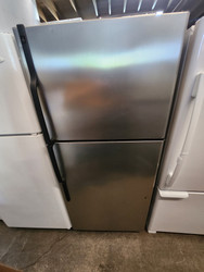 GE 18 CUBIC FOOT REFRIGERATOR GLASS SHELVES 2 CRISPER DRAWERS WIRE SHELF FREEZER 2 CRISPERS DRAWERS UP FRONT CONTROLS SILVER LOCATED IN OUR PORTLAND OREGON APPLIANCE STORE SKU 23094