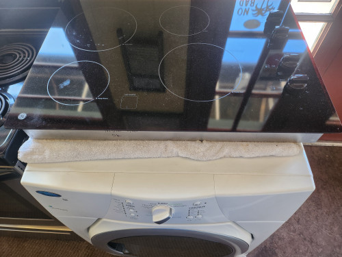 GE 30 INCH GLASS TOP ELECTRIC RANGE 4 BURNER 2 LARGE RIGHT FRONT BURNER HAS POWER BOIL LEFT FRONT KEEP WARM BURNER SETTING BLACK LOCATED IN OUR PORTLAND OREGON APPLIANCE STORE SKU 23113