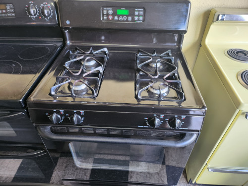GE 30 INCH FREESTANDING 4 BURNER GAS RANGE HI/LO BROIL OPTION SELF CLEANING OVEN COSMETIC ISSUES ON BURNER GRATES BLACK LOCATED IN OUR PORTLAND OREGON APPLIANCE STORE SKU 23114